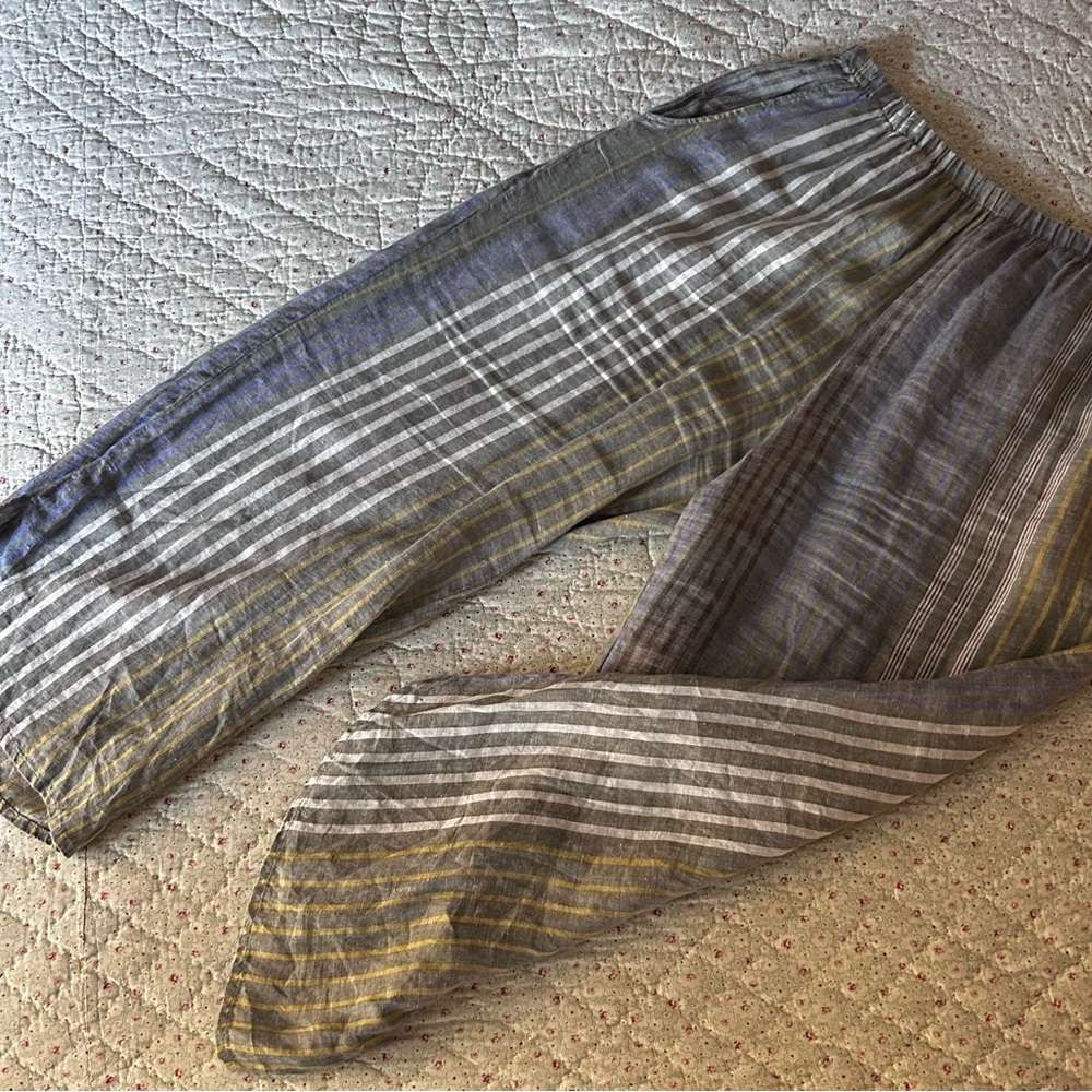 FLAX Large. Periblue, neutral, mustard stripe Capri. See curved detail of hem.